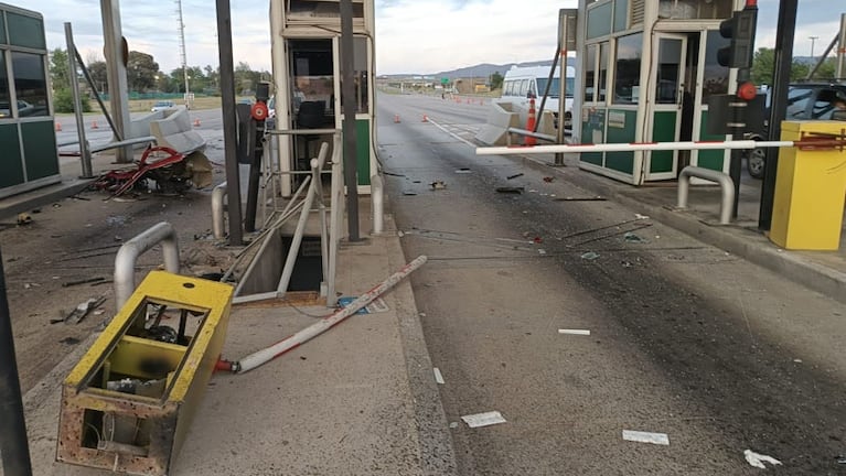 El conductor rompió la barrera y los vidrios de la cabina. 