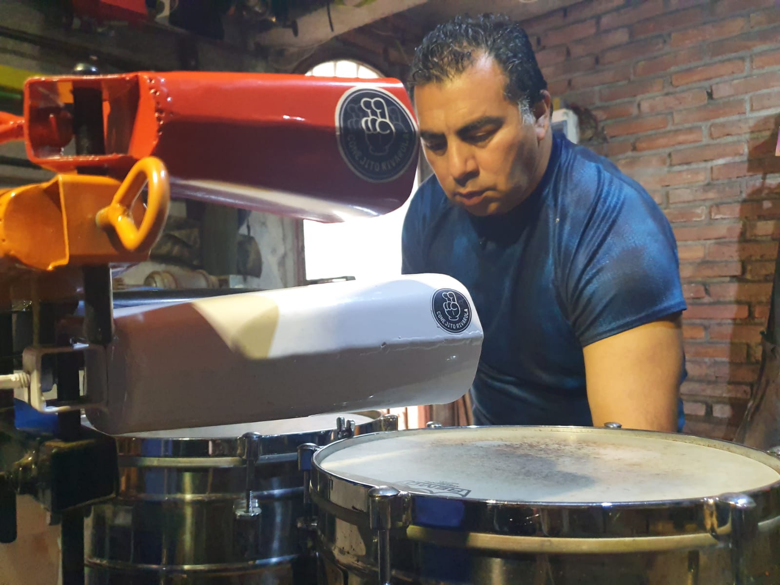 El Conejo Rivarola acompaña a La Mona Jiménez en la percusión hace más de tres décadas. Foto: Dahy Terradas.