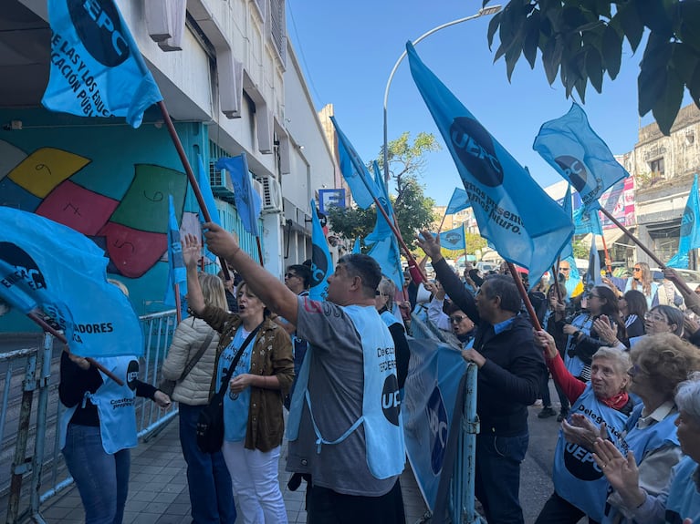 El conflicto docente podría llegar a su fin este lunes, pero la tensión en el gremio aumenta.