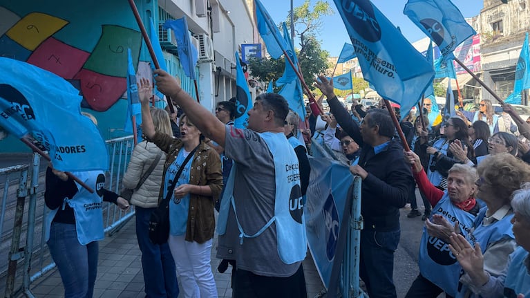 El conflicto docente podría llegar a su fin este lunes, pero la tensión en el gremio aumenta.