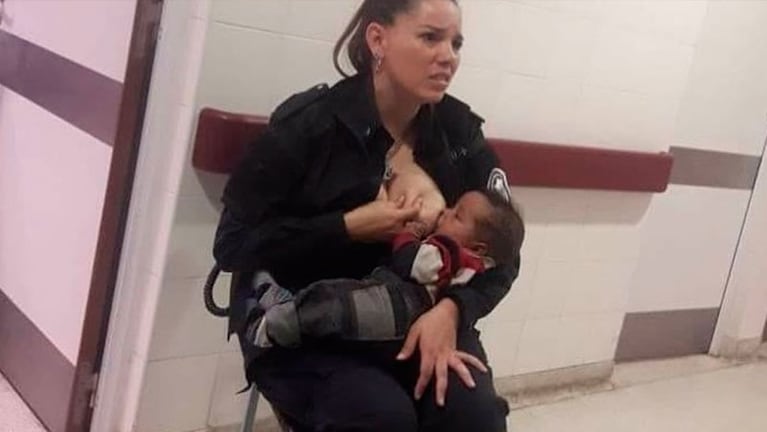 El conmovedor instinto materno de la policía ante un niño desnutrido.
