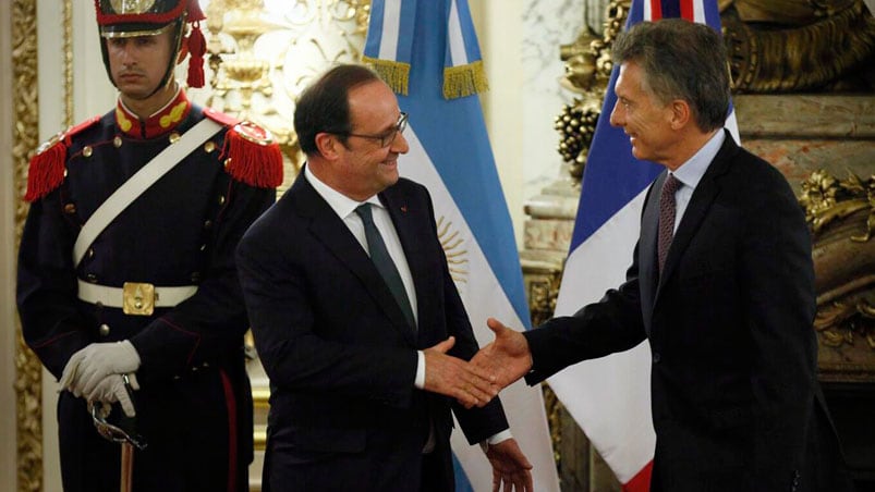 El cordial saludo entre Mauricio Macri y François Hollande. 