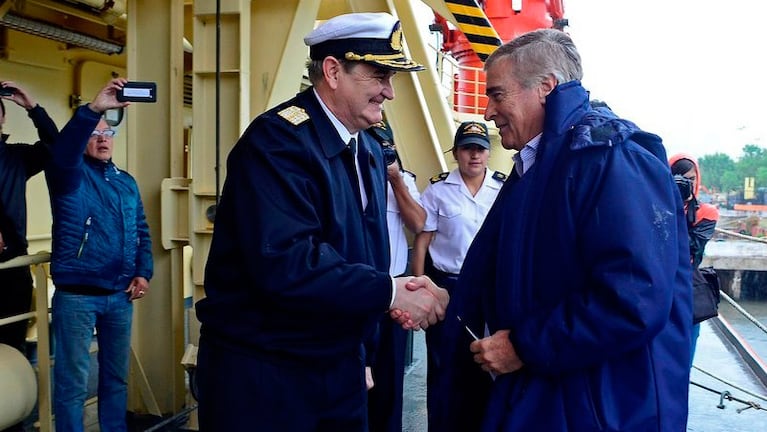 El cordobés Aguad y el Jefe del Estado Mayor General de la Armada, Almirante Marcelo Srur. Foto: Clarín.