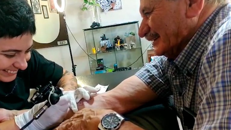 El cordobés de 86 años que cumplió su promesa y se tatuó la 10 de Messi tras el Mundial