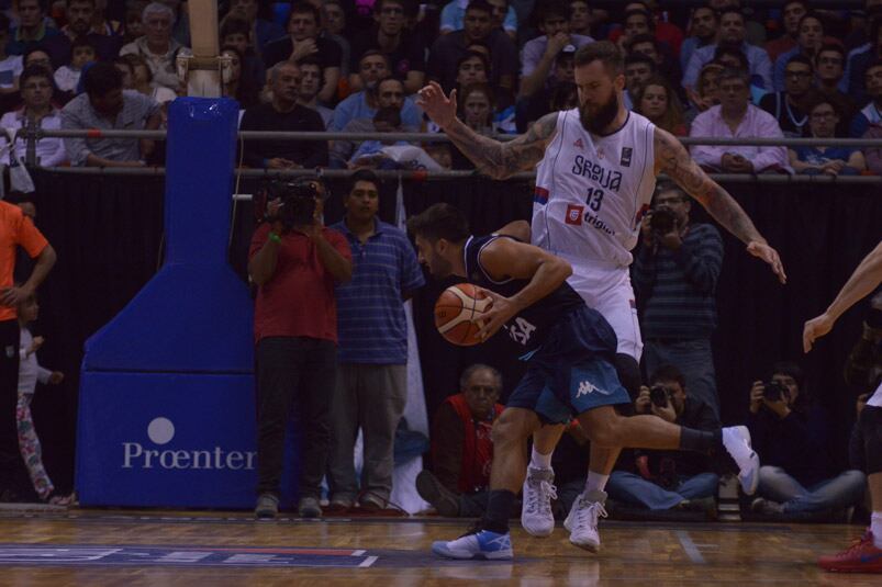 El cordobés Facundo Campazzo penetrando hacia el aro. Foto: Lucio Casalla / ElDoce.tv. 