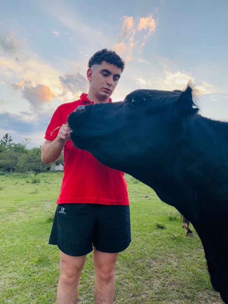 El cordobés que rescató a una ternera, la adoptó y se volvió viral: "Es mi perro vaca"