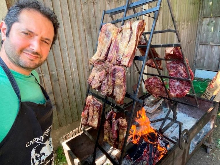 El cordobés que vende sándwiches de asado con chimichurri en Londres