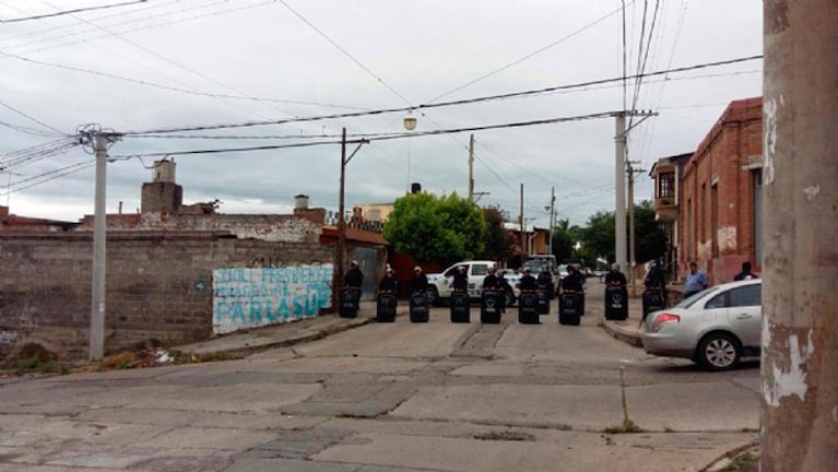 El cordón policial en la esquina de la casa de Sala. Foto: Jujuy on line.