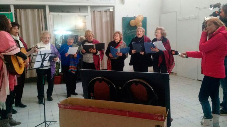 El coro del centro de jubilados nos regaló otra canción.