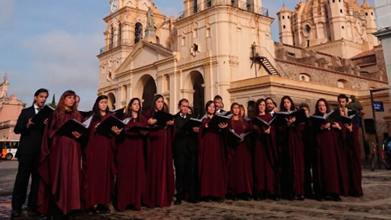 El Coro Municipal frente a la Catedral de Córdoba.