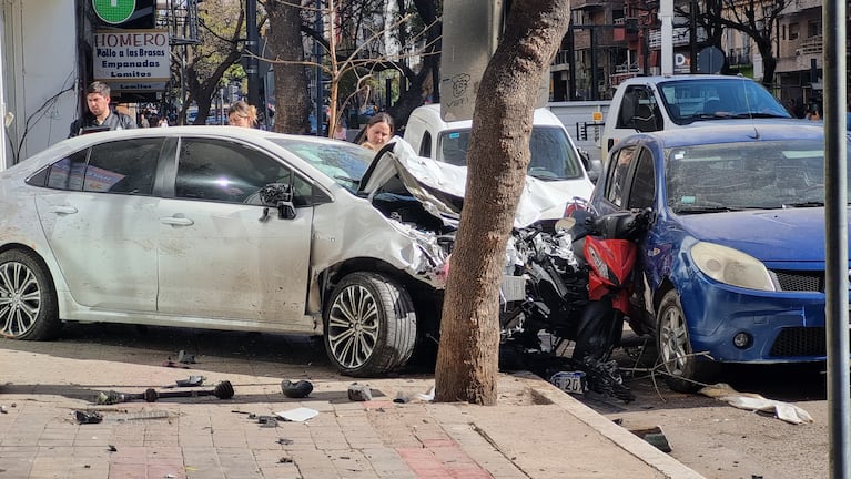 El Corolla perdió el control e investigan qué le pasó al conductor. Foto: Emanuel Cuestas / ElDoce.tv.