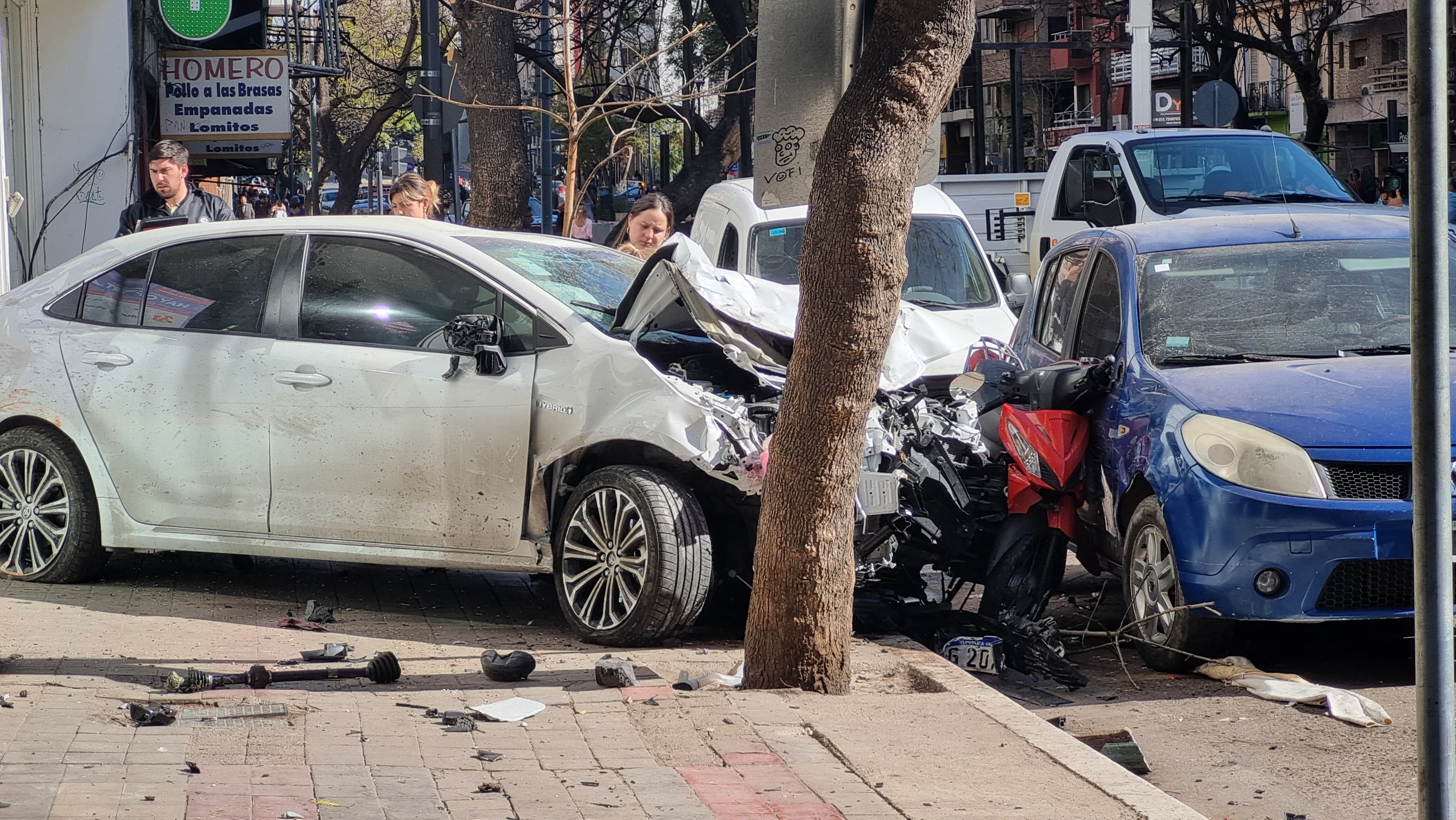 El Corolla perdió el control e investigan qué le pasó al conductor. Foto: Fido Cuestas / ElDoce.tv.