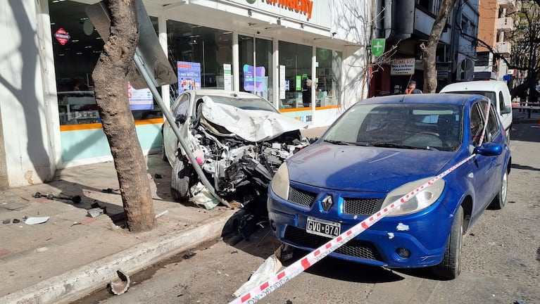 El Corolla perdió el control e investigan qué le pasó al conductor. Foto: Fido Cuestas / ElDoce.tv.