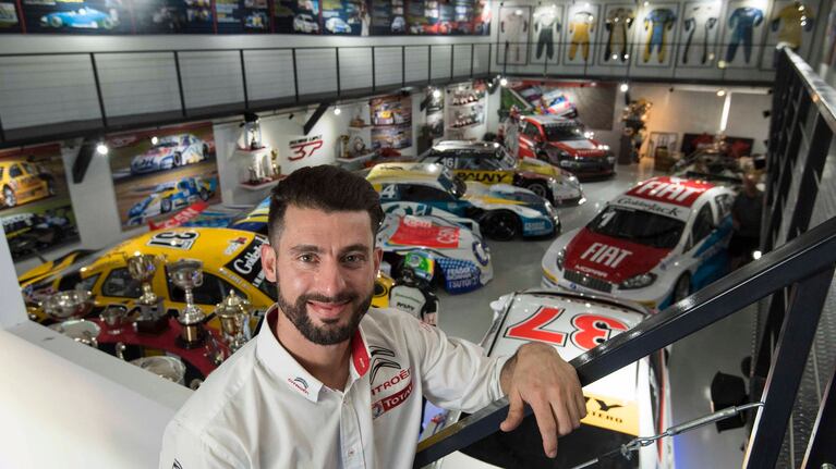 El corredor cordobés subasta prendas de su museo personal.