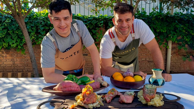 El correntino y el cordobés, son socios, amigos y se divierten mientras cocinan. 