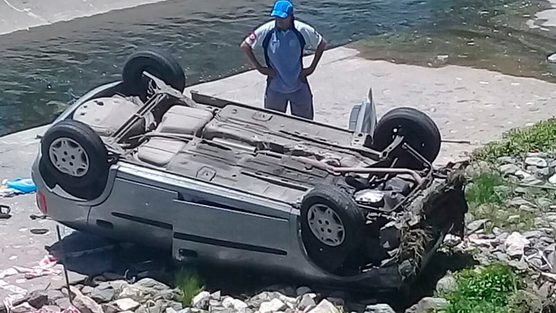 El Corsa destruido en el río Suquía sorprendió a los curiosos.