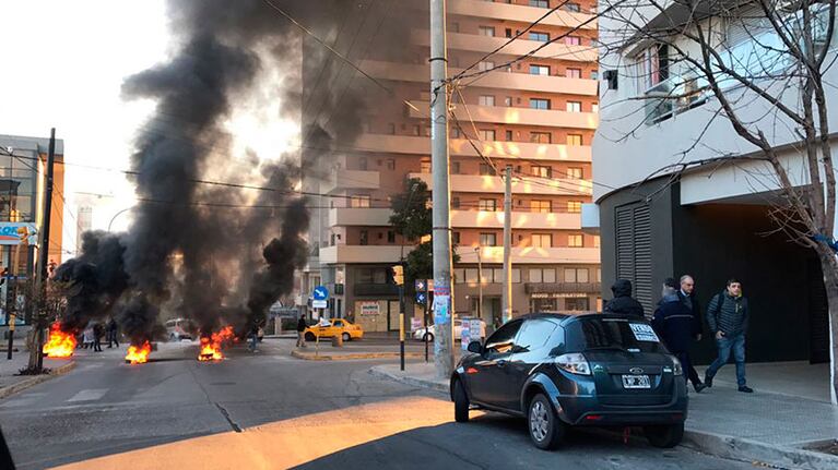 El corte en Bv. San Juan generó un caos.