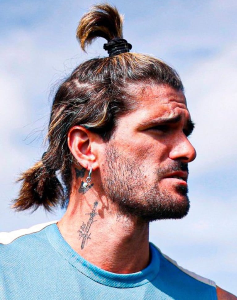 El crack de la Selección incorporó un cuchuflín y cambió de look.