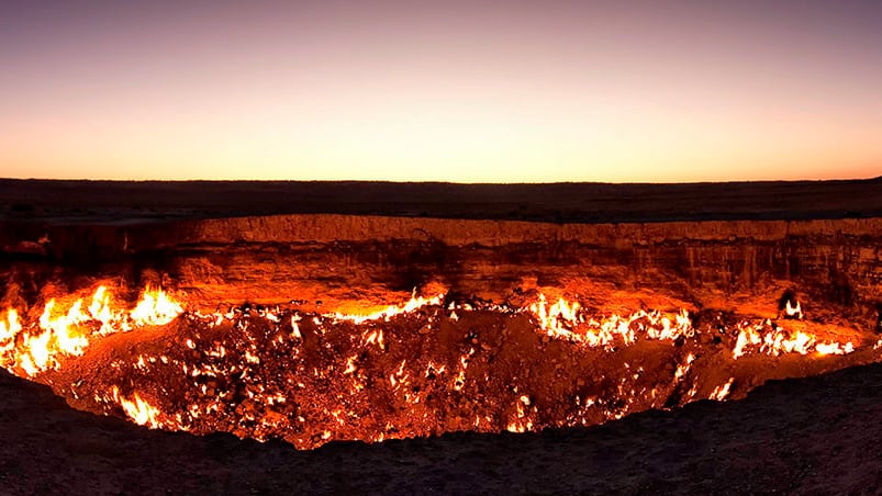 El cráter de Darvaza está en el desierto de Turkmenistán.