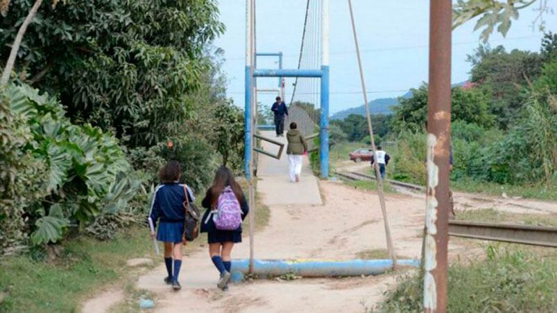 El cruce del barrio ferroviario, donde la víctima fue interceptada.