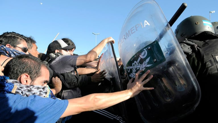 El cruce entre los manifestantes y el personal de Gendarmería. Foto: Clarín.