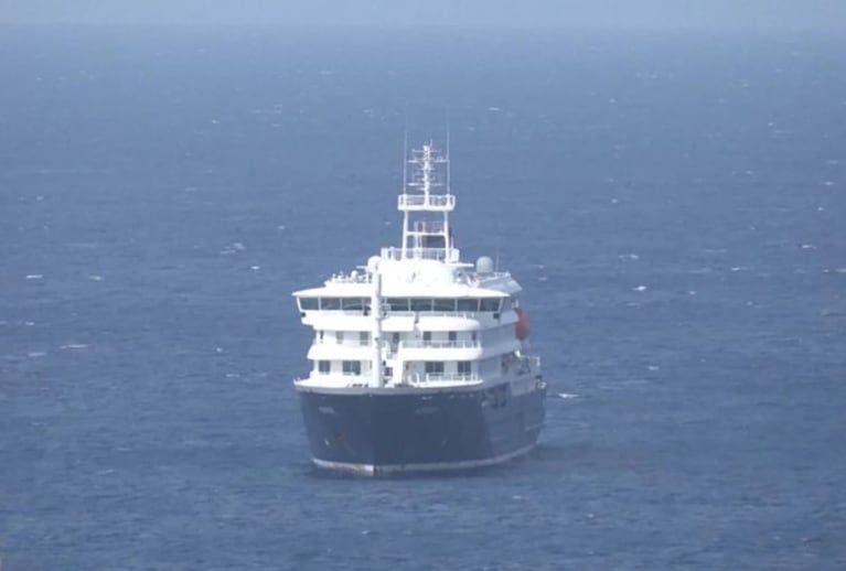 El crucero permanece en el Atlántico hasta que puedan evacuar a los pasajeros.