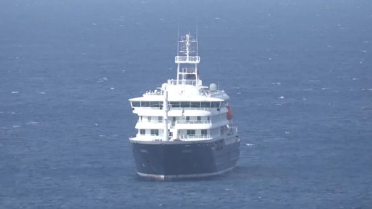 El crucero permanece en el Atlántico hasta que puedan evacuar a los pasajeros.