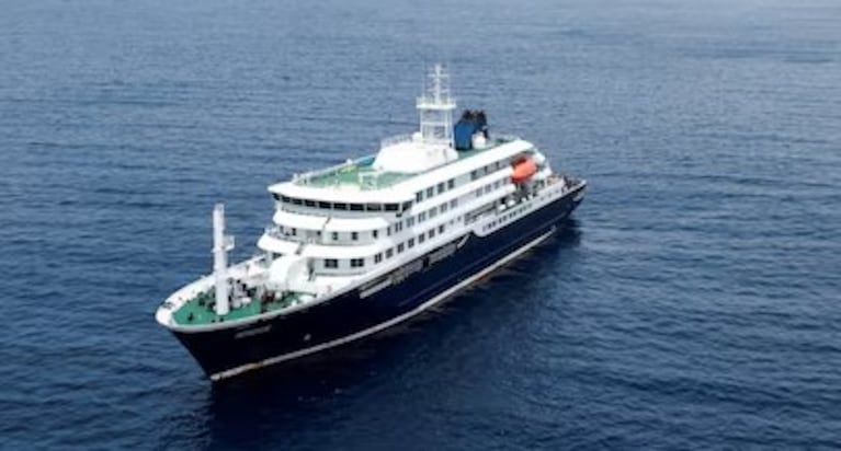 El crucero permanece en el Atlántico hasta que puedan evacuar a los pasajeros.