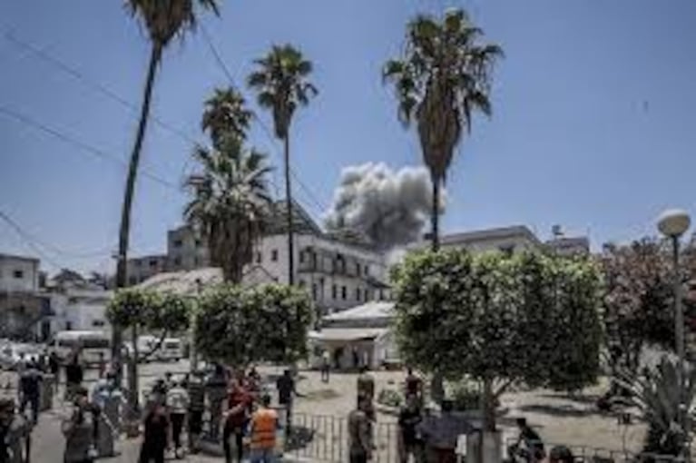 El crudo relato del cura argentino por el bombardeo de Israel la iglesia en Gaza: “Caos total”