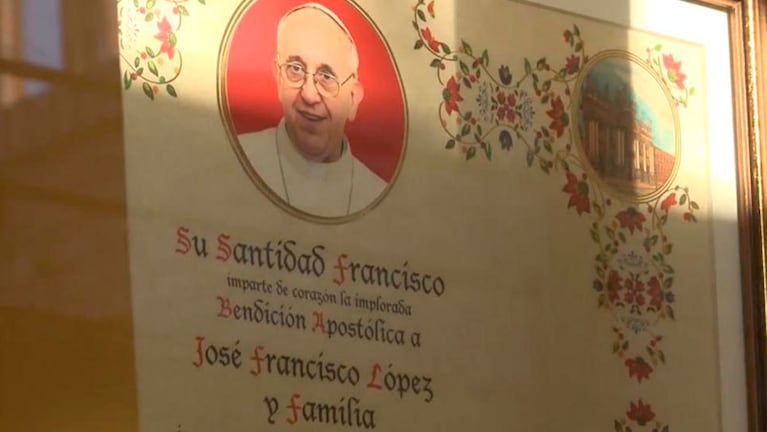 El cuadro del Papa Francisco en la casa de José López.