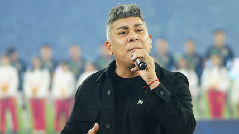 El cuartetero entonó el himno nacional en el Mario Alberto Kempes.