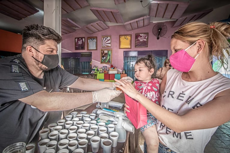 El cuartetero llevó donaciones y sirvió el chocolate en La Quadra  (Bella Vista) y Los Niños de la Esperanza (Alta Córdoba).