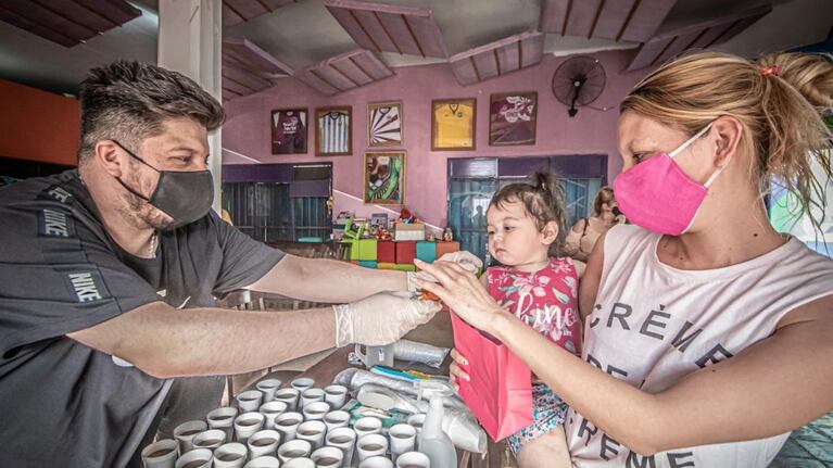 El cuartetero llevó donaciones y sirvió el chocolate en La Quadra (Bella Vista) y Los Niños de la Esperanza (Alta Córdoba).