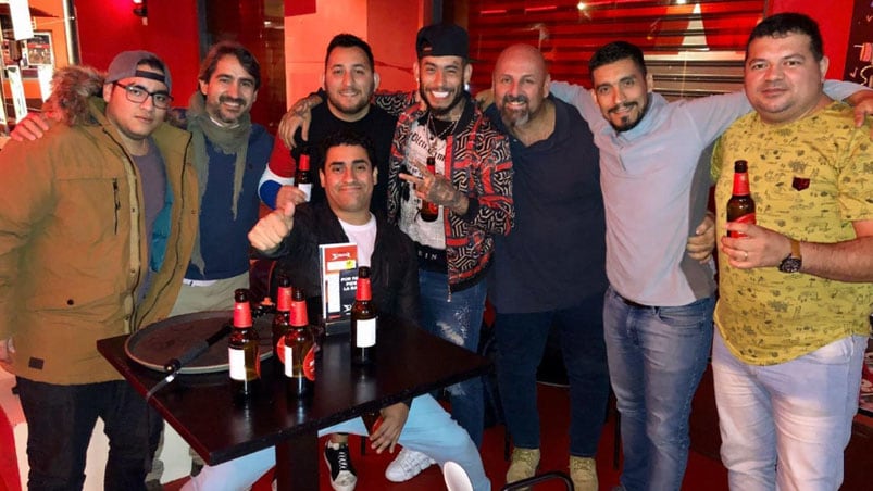 El cuartetero y su banda comieron un asado bien argentino la primera noche en España.