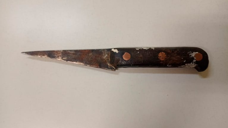 El cuchillo secuestrado durante el procedimiento policial en el colegio.