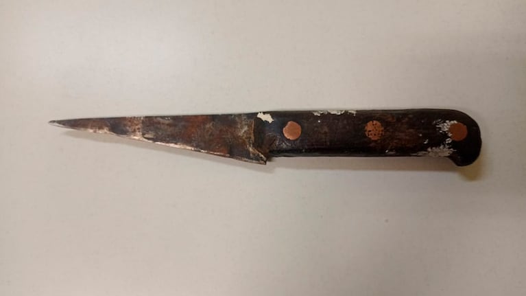 El cuchillo secuestrado durante el procedimiento policial en el colegio.