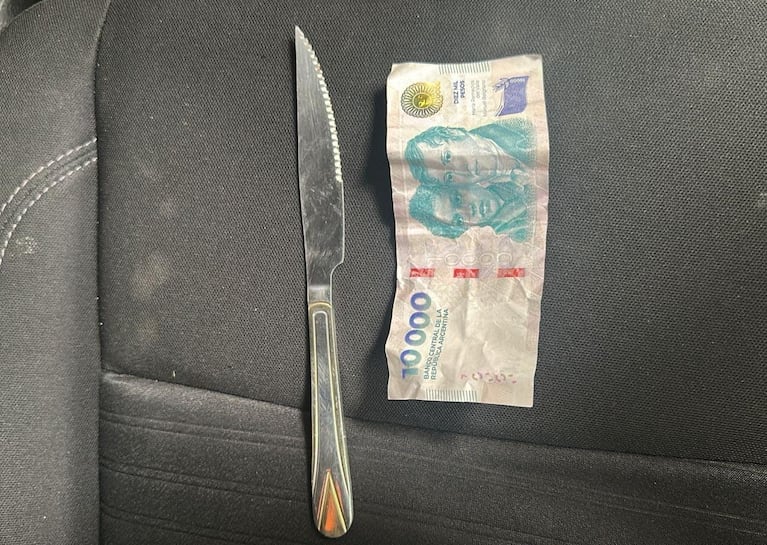 El cuchillo y el dinero que le secuestraron al detenido.