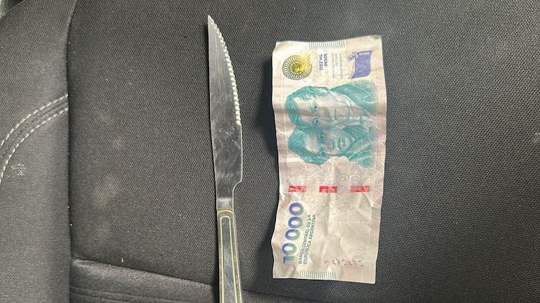 El cuchillo y el dinero que le secuestraron al detenido.