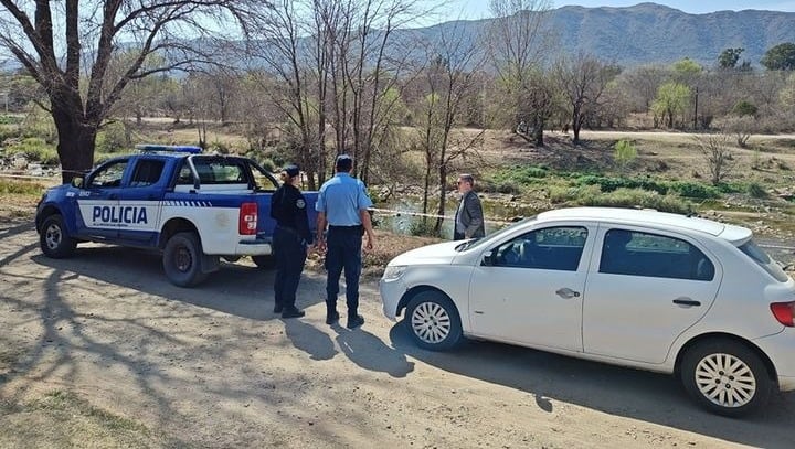 El cuerpo apareció al costado del río Cosquín.