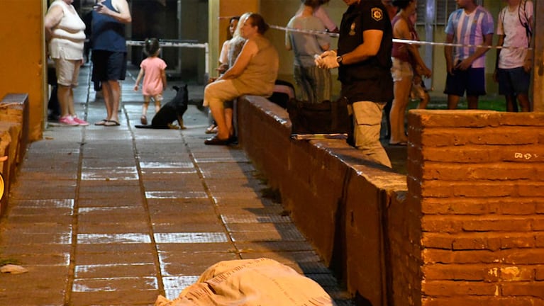 El cuerpo de Gómez quedó tirado en una vereda en el barrio Municipal.