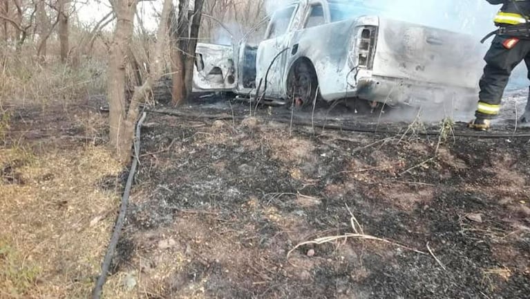 El cuerpo de la mujer hallado este jueves estaba en el interior de la camioneta incendiada.