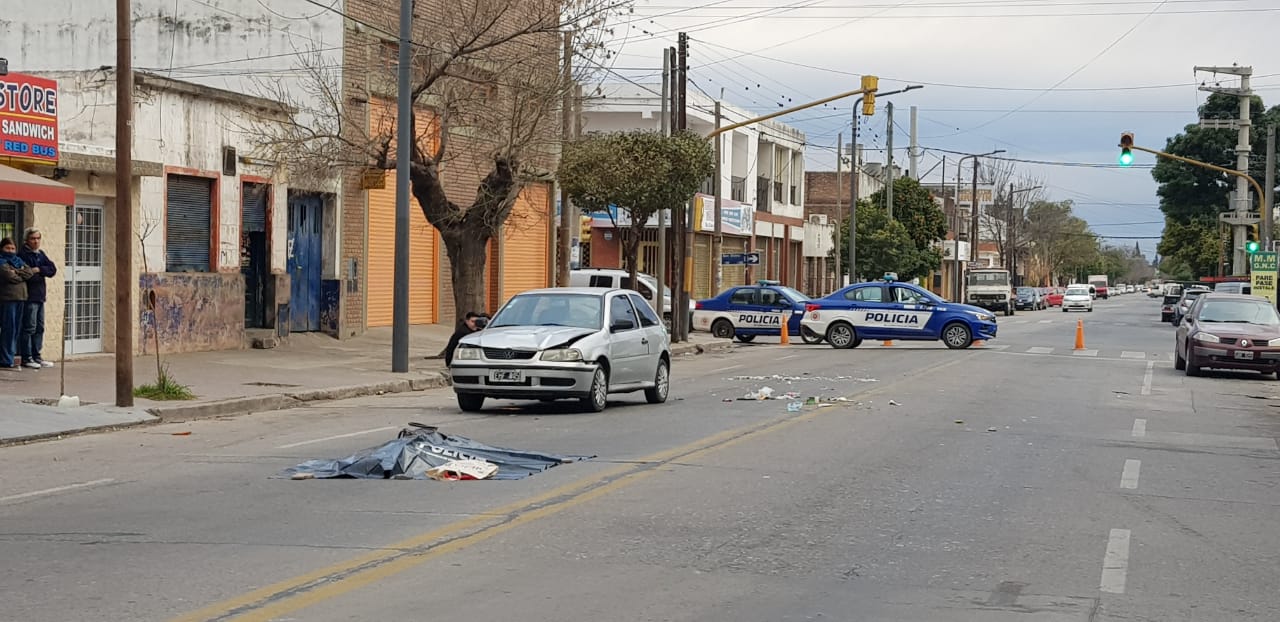 El cuerpo de la mujer quedó sobre el pavimento.