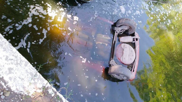 El cuerpo de la víctima fue hallado dentro del auto.