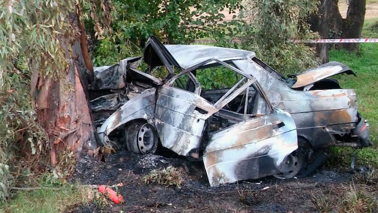 El cuerpo del conductor del Renault 9 quedó calcinado dentro del auto. 