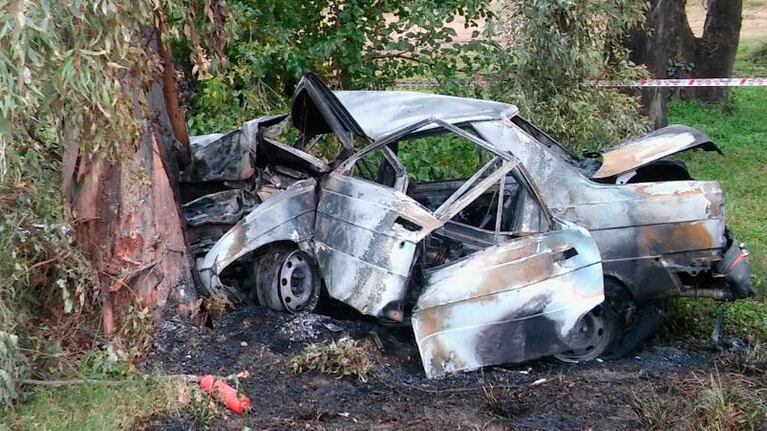 El cuerpo del conductor del Renault 9 quedó calcinado dentro del auto.