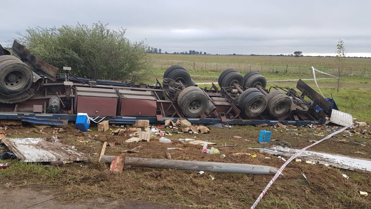 El cuerpo del conductor quedó dentro del camión destrozado.