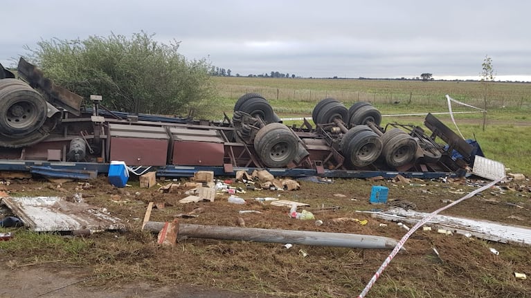 El cuerpo del conductor quedó dentro del camión destrozado.
