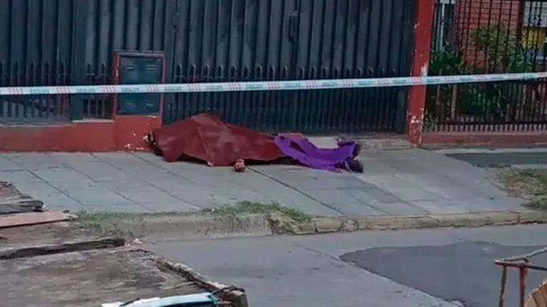 El cuerpo del ladrón abatido por el jubilado.