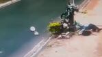 El cuerpo del motociclista en el piso después de chocar con el poste.