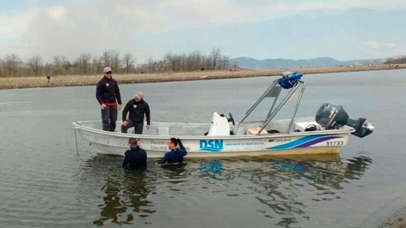 El Cuerpo Especial de la Policía encontró al delincuente en las profundidades del río.